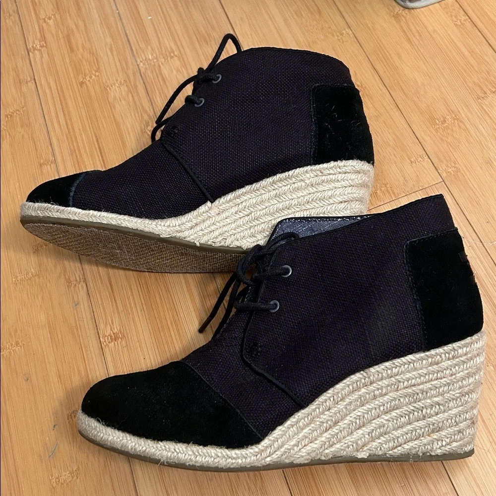 Toms Desert Wedge Ankle Boots Black and Burlap size women’s 8.5
